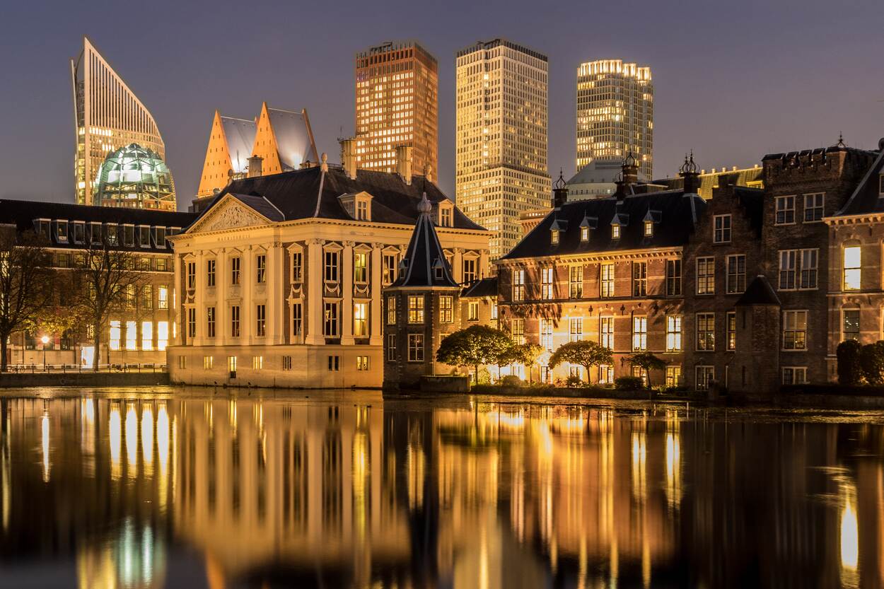 Mauritshuis met skyline Den Haag